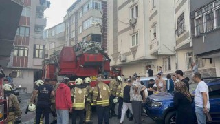 Gaziosmanpaşada 4 katlı binada korkutan yangın