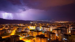 Geceyi aydınlatan şimşekler görsel şölen sundu