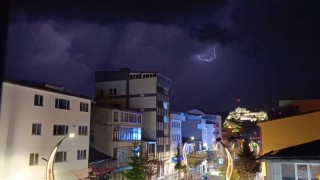 Geceyi gündüze çeviren şimşekler: Kars semalarında nefes kesen ışık gösterisi