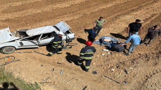 Gedizde otomobil tarlaya uçtu, 2 yaralı
