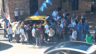 Genç avukat taksinin altında kaldı, çok sayıda kişi çıkarmak için seferber oldu