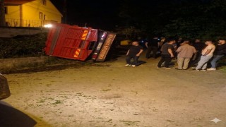 Giresunda yaş çay yüklü kamyon devrildi