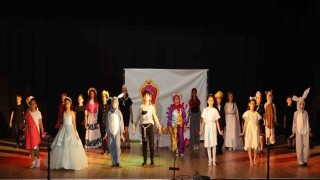 Gönenli öğrencilerden Oyuncak adlı tiyatro gösterisi