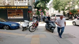 Görme engelli yolunu işgal etti