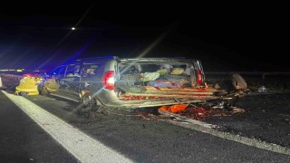 Hafif ticari araç bariyerlere saplandı 4 kişi yaralandı