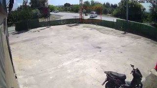 Hafif ticari araca ok gibi saplanan motosikletteki 2 kişi metrelerce havaya uçtu