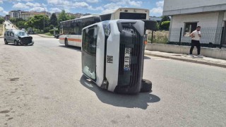 Hafif ticarinin çarptığı PTT aracı yan devrildi