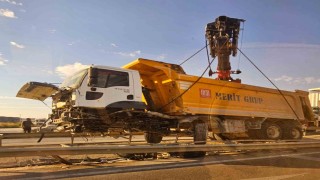 Hafriyat kamyonu refüje girdi, trafik felç oldu