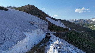 Hakkaride 5 metreyi bulan karda yayla yolları açılıyor