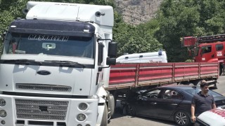 Hakkâride otomobil tıra çarptı: 1 yaralı