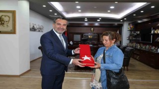 Halk otobüsündeki bayrağı silen kadına Başkan Şerifoğullarından anlamlı hediye