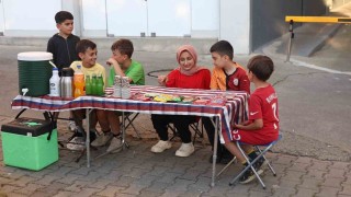 Harçlıklarını yolun kenarında kurdukları tezgahta alın teriyle kazandılar