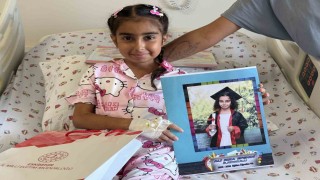 Hastanedeki sınıf ve odalarında karne sevinci yaşadılar