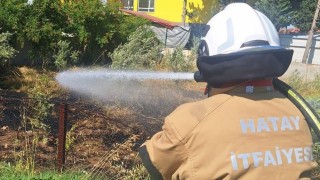 Hatayda bahçe yangını itfaiye ekipleri tarafından söndürüldü
