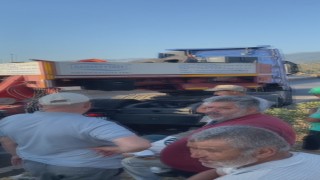 Hatayda devrilen tır yolu trafiğe kapattı, uzun araç kuyruğu oluştu