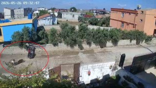 Hatayda motosikletle tek teker yapan gençlerin duvara çarptığı anlar kamerada