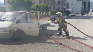 Hatayda seyir halindeki kamyonet alevlere teslim oldu