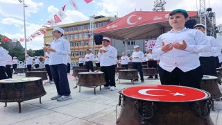 Hatimle pişirilen aşureler vatandaşlara dağıtıldı