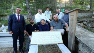 Hattat Muhittin Tanıra vefa: 70 yıl sonra talik hatla yazılan mezar taşı dualarla kabrine konuldu
