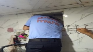 Havalandırma boşluğunda mahsur kalan güvercini itfaiye kurtardı
