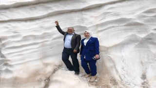 Haziran ayında 4 metreyi aşan karı görmek için Mereto Dağına tırmanıyorlar