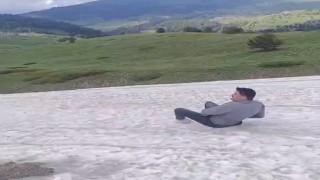 Haziran ayında kar eğlencesi görüntülendi