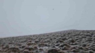 Haziranda yağan kar Süphan Dağını beyaza bürüdü