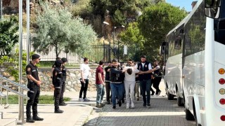 Helikopter ve özel harekat destekli baskın sonrası 29 şüpheli adliyeye getirildi