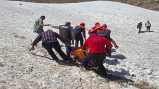 Helil Vadisinde ayağı kırılan vatandaş askeri helikopterle kurtarıldı