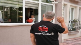 Her gün heyecanla çöp kamyonlarının yolunu gözleyen minik Ahmede işçilerden sürpriz ziyaret