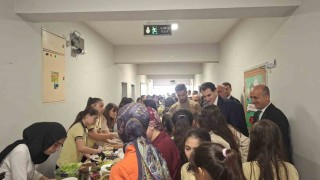 Hisarcık Şehitler Ortaokulunda yıl sonu hayır çarşısı yoğun ilgi gördü