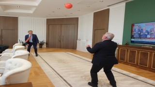 Hollanda Ankara Büyükelçisi Joep Wijnands, Belediye Başkanı Aşgın ile makam odasında futbol oynadı