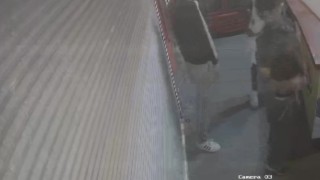 İçecek hırsızlığı güvenlik kamerasında