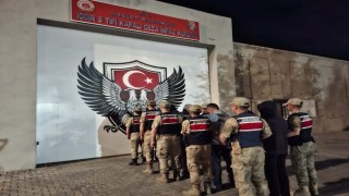 Iğdırda 11 düzensiz göçmen ve 5 organizatör yakalandı