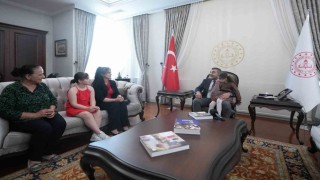 İhlas Haber Ajansının haberiyle tüm Türkiyenin tanıdığı görme engelli küçük müzisyen Nil, Milli Eğitim Bakanı Tekinin ziyaret etti