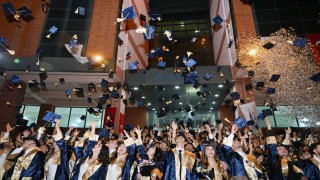İİBF ve Teknoloji Fakültesinde mezuniyet sevinci