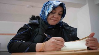 İki çocuk annesi, kızının yapabilirsin sözüyle üniversiteli oldu