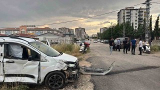 İki hafif ticari araç çarpıştı: 2 yaralı