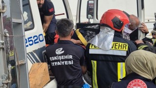 İki kamyonun karıştığı kazada sıkışan sürücüyü itfaiye ekipleri çıkardı