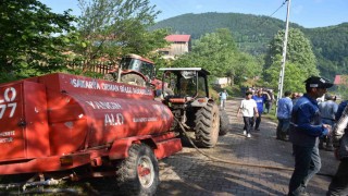 İki katlı evde çıkan yangına vatandaşın su tankeri ile müdahalesi