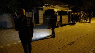 İki oğluyla gittiği ev baskınında bıçaklandı