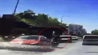 İki şeridin arasına daldı, iki araca çarptı: Feci kaza kamerada