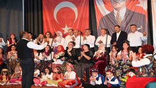 İlçe protokolünden konserde canlı performans sürprizi