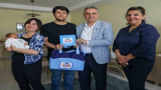 İlkadımda doğan 555inci bebeğin ilk hediyesi Başkan Kurnazdan