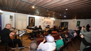 İnegöl Belediyesinin gitar kursu kursiyerleri sertifikalarını aldı