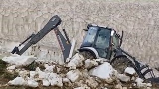 İran sınırındaki yayla yolları kardan temizleniyor