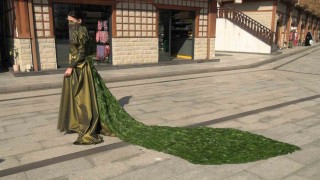 İranlı öğrenci 5 bin çay yaprağı kullanarak elbise tasarladı