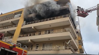 İskenderunda apartman dairesinden alevler yükseldi