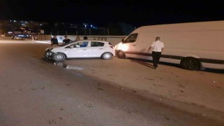 Ispartada kontrolden çıkan otomobil park halindeki araca çarptı: 1 yaralı