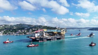 İstanbul Boğazından geçen dev vinç gemisi havadan görüntülendi